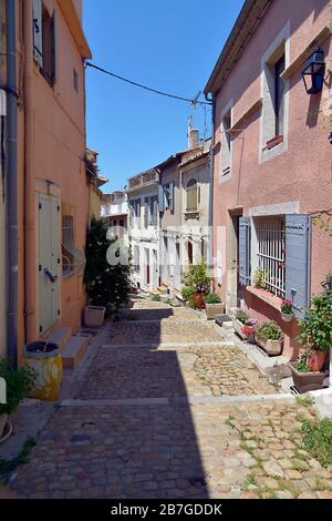 Typische Straße des alten Stadtzentrums von Arles, einer Stadt und Gemeinde im Süden Frankreichs, im Bouches-du-Rhône-Departement Stockfoto