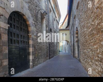 Alte, mittelalterliche Gasse mit Steingebäuden im historischen Zentrum eines kleinen Dorfes in der Lombardei Stockfoto