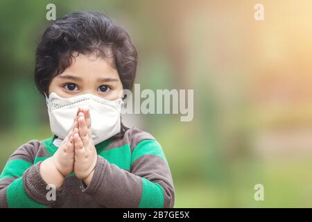 Covid-19 Coronavirus und Air Pollution pm2.5 Konzept.Little Indian Baby girl tragen Maske zum Schutz und zum Stoppen des Corona-Virus-Ausbruchs. Stockfoto