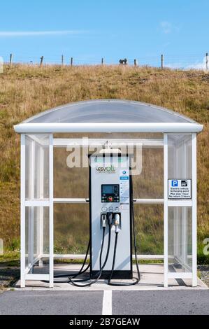 Ein e-volt-ladepunkt für Elektrofahrzeuge auf einem Parkplatz in Lerwick auf dem Festland von Shetland. Stockfoto