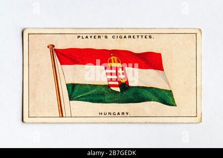 Die Zigarettenkarte des Spielers in Flags der Serie Völkerbund zeigt die Flagge Ungarns. Ausgabe Von 1928. Stockfoto