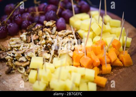 Käse- und Nussplatte mischen Stockfoto