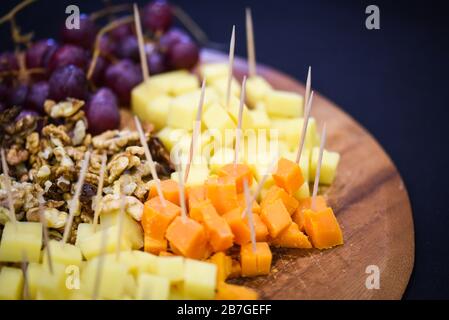 Käse- und Nussplatte mischen Stockfoto