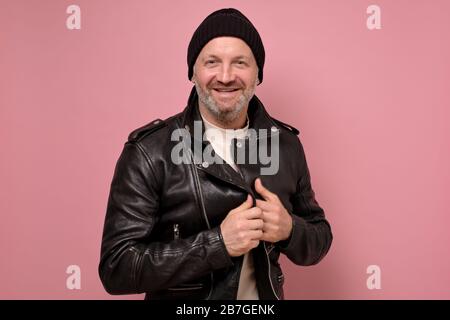 Frau lächelt, zum Ausdruck bringen positive Emotionen und Gefühle zufrieden mit Kompliment. Stockfoto