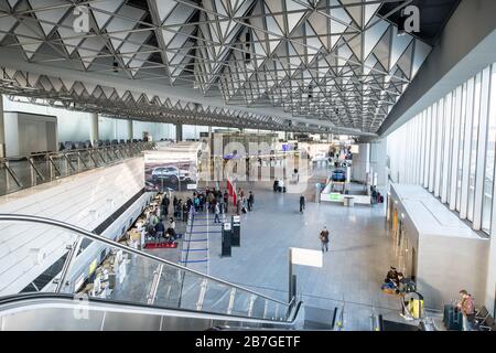 16. März 2020, Hessen, Frankfurt am Main: Übersicht Terminal 1 des Flughafens Frankfurt. Aufgrund der Corona-Pandemie werden zahlreiche Flüge gestrichen. Foto: Silas Stein / dpa Stockfoto