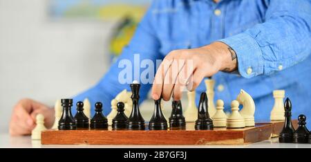 Schach ist selten das Spiel idealer Bewegungen. Entwicklungslogiken. Schullehrer. Schach spielen. Intellektuelles Hobby. Schachstunde. Strategiekonzept. Denken Sie an den nächsten Schritt. Figuren auf Holzschachbrett. Stockfoto