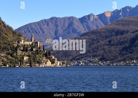 Panorama des Dorfes Morcote, Kanton Tessin, Italienische Schweiz mit Luganersee und Bergen im Hintergrund Stockfoto