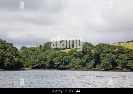 Der Truro River und der Turm der kleinen Kirche in Old Kea, Woodbury, Cornwall, England, Großbritannien Stockfoto