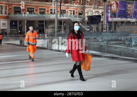 Ein Pendler, der eine Gesichtsmaske auf der Waterloo-Station in London trägt, da die Todesrate des Coronavirus im Vereinigten Königreich auf 35 stieg, mit insgesamt 1.372 positiven Tests für Coronavirus in Großbritannien ab 9 Uhr am Sonntag. Stockfoto