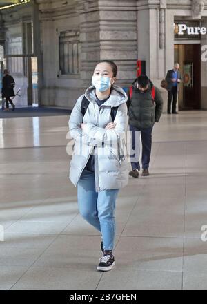 Ein Pendler, der eine Gesichtsmaske auf der Waterloo-Station in London trägt, da die Todesrate des Coronavirus im Vereinigten Königreich auf 35 stieg, mit insgesamt 1.372 positiven Tests für Coronavirus in Großbritannien ab 9 Uhr am Sonntag. Stockfoto