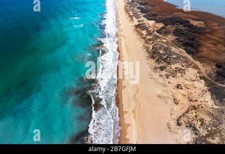 Luftaufnahme von Strandufer am Morgen. Stockfoto