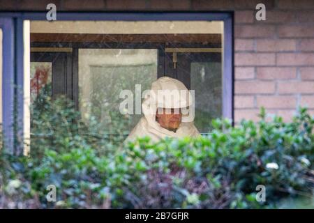 Bild vom 5. März zeigt Reiniger in Schutzkleidung in der Waterbeach Surgery in der Nähe von Cambridge am Donnerstagnachmittag, was dem Gebäude eine tiefe Reinigung gibt. Reiniger in der Schutzkleidung wurden heute (Thurs) in Cambridgeshire bei der Reinigung einer Operation doctorÕs entdeckt. Waterbeach Surgery wurde bis Montag (9. März) geschlossen, so dass es als Òroutine Vorsichtsmaßnahme gereinigt werden kann.Ó ein Sprecher des NHS bestätigte, dass die Operation abgeschlossen war, lehnte es aber ab, zu kommentieren, ob sie mit dem Coronavirus in Verbindung gebracht wurde. Stockfoto