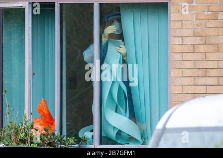 Bild vom 5. März zeigt Reiniger in Schutzkleidung in der Waterbeach Surgery in der Nähe von Cambridge am Donnerstagnachmittag, was dem Gebäude eine tiefe Reinigung gibt. Reiniger in der Schutzkleidung wurden heute (Thurs) in Cambridgeshire bei der Reinigung einer Operation doctorÕs entdeckt. Waterbeach Surgery wurde bis Montag (9. März) geschlossen, so dass es als Òroutine Vorsichtsmaßnahme gereinigt werden kann.Ó ein Sprecher des NHS bestätigte, dass die Operation abgeschlossen war, lehnte es aber ab, zu kommentieren, ob sie mit dem Coronavirus in Verbindung gebracht wurde. Stockfoto