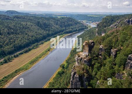 Die Bastei-Ansicht in Lohmen in der Sächsischen Schweiz im Elbsandsteingebirge Stockfoto