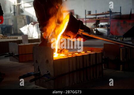 Arbeiter arbeiten in der Eisengusfabrik Stockfoto