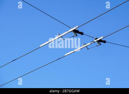 Elektrische Straßenbahnen verdrahten Oberwagen, Straßenbahnen. Blauer Himmel Stockfoto