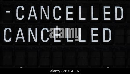 16. März 2020, Hessen, Frankfurt am Main: Die Worte "gestrichen" sind auf einer Anzeigetafel im Terminal 1 des Frankfurter Flughafens zu sehen. Aufgrund der Corona-Pandemie werden zahlreiche Flüge gestrichen. Foto: Silas Stein / dpa Stockfoto