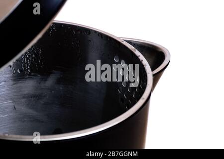 Schwarzer offener Wasserkocher isoliert auf weißem Hintergrund Stockfoto
