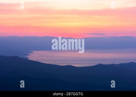 Italien Ligurien - Blick auf das Meer vom Gipfel des Monte carmo entlang der Etappe 13 der Via dei Monti Liguri. Stockfoto