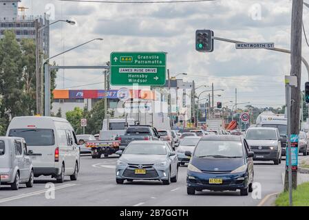 Überlastung der Parramatta Road in der Nähe der Kreuzung mit dem James Ruse Drive im Sydney Vorort Clyde, New South Wales, Australien Stockfoto