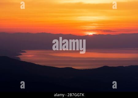 Italien Ligurien - Blick auf das Meer vom Gipfel des Monte carmo entlang der Etappe 13 der Via dei Monti Liguri. Stockfoto