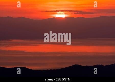 Italien Ligurien - Blick auf das Meer vom Gipfel des Monte carmo entlang der Etappe 13 der Via dei Monti Liguri. Stockfoto