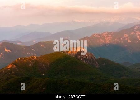 Italien Ligurien die ersten Lichter berühren die Wände der ligurischen Alpen, die vom Gipfel des Monte Carmo eingenommen wurden. Stockfoto