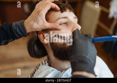 Barber mit Rasiermesser, Bartschnitt in der alten Schule Stockfoto