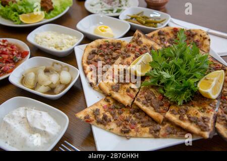 Die traditionelle türkische Küche: pide mit cubed Fleisch/kusbasili Pide. türkische Pita Konzept. Stockfoto