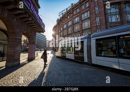 Strassburger Straßenbahn, die in der Rue des Francs Bourgeoise-Straße vorbeiführt Stockfoto