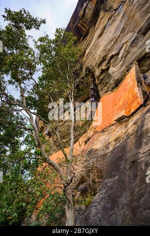 Südasien Sri Lanka Sigiriya Rock Ruinen Detail rote Steine Zugang zu Palace Complex Mirror Wall historisch wichtige alte Graffiti-Verse Stockfoto