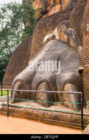 Südasien Sri Lanka Sigiriya Rock Ruinen Detail Lion's Paw Terrace Foot Red Bricks Erde Wächter Zugang zu Palace Complex Zaun Barriere Stockfoto