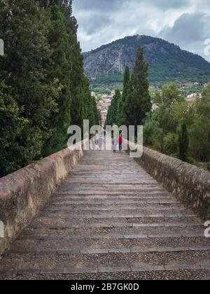 Pollenca, Spanien, - 25. Mai 2019: 365 Stufen von Carrer del Calvari Treppe, die zur El Calvari Kapelle in Pollenca, Mallorca, Spanien führt Stockfoto