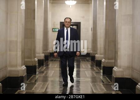 Der neue Gouverneur der Bank von England, Andrew Bailey, während eines Fotorufs an seinem ersten Tag in der Zentrale der Zentralbank in London. Stockfoto