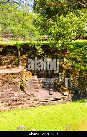 Asien Sri Lanka Polonnaruwa Dipauyana Island Park Gardens ruiniert das Bath House Ananta Naga Pokuna uraltes überwachsenes Wasserreservoir Pool Stockfoto