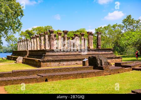 Asien Sri Lanka Polonnaruwa Dipauyana Island Park Gardens Ruinen Königlicher Palast König Nissankamalla Council Chamber massive Felsen Sockel Säulen Säulen Stockfoto