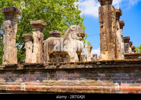 Asien Sri Lanka Polonnaruwa Dipauyana Island Park Gardens Ruinen Königlicher Palast König Nissankamalla Council Chamber massive Felsen Sockel Säulen Säulen Stockfoto