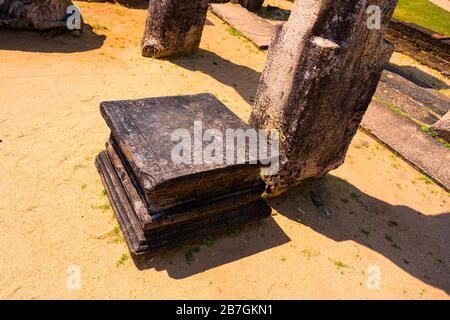 Asien Sri Lanka Polonnaruwa Dipauyana Island Park Gardens Ruinen Königlicher Palast König Nissankamalla Rat Kammer Steinsitz des Premierministers Stockfoto