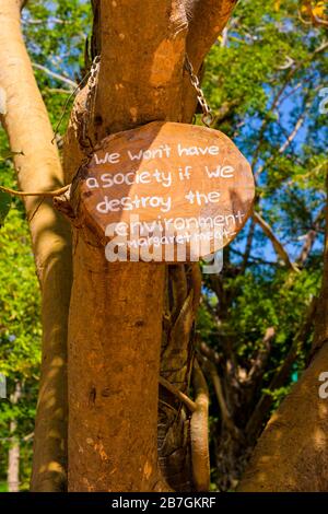 Asien Sri Lanka Polonnaruwa Dipauyana Island Park Gardens Zeichen grüne Umweltbotschaft wir werden keine Gesellschaft haben, wenn wir die Umwelt zerstören Stockfoto