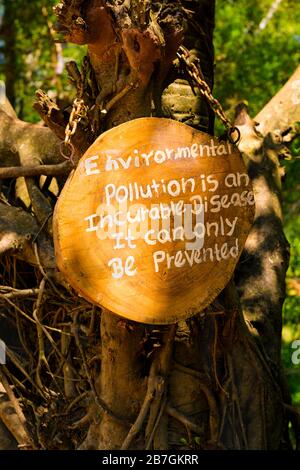 Asien Sri Lanka Polonnaruwa Dipauyana Island Park Gardens Zeichen grüne Umweltbotschaft Verschmutzung ist eine unheilbare Krankheit, die nur verhindert werden kann Stockfoto