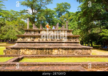 Asien Sri Lanka Polonnaruwa Königlicher Hof von König Parakramabahu 3 Schichten Säulen Säulen Säulen Touristen Bäume blauer Himmel Stockfoto