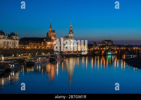 Dresdner Bruehl-Terrasse, Abendreflexionen in Elbe, Deutschland Stockfoto