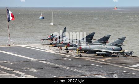 Cuxhaven, Deutschland. April 2010. 09.04.2010 ein Dassault Rafale, ein zweimotoriges Mehrzweckkampfflugzeug und drei Dassault Super Étendard, einstrahlige Kampfflugzeuge, beide vom Hersteller Dassault Aviation auf den französischen Flugzeugträger R 91 "Charles de Gaulle" im Hafen von Cuxhaven. Bis 2016 war der Dassault 'Super Étendard' mit Jagdbombern an Bord. Weltweite Nutzung Credit: Dpa / Alamy Live News Stockfoto