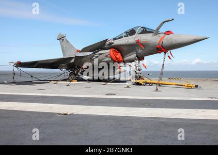 April 2010 ein Dassault Rafale, ein zweimotoriges Mehrzweckkampfflugzeug des Herstellers Dassault Aviation auf den französischen Flugzeugträger R 91 "Charles de Gaulle" im Hafen von Cuxhaven. Weltweite Verwendung Stockfoto