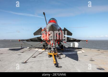 April 2010 ein Dassault Rafale, ein zweimotoriges Mehrzweckkampfflugzeug des Herstellers Dassault Aviation auf den französischen Flugzeugträger R 91 "Charles de Gaulle" im Hafen von Cuxhaven. Weltweite Verwendung Stockfoto