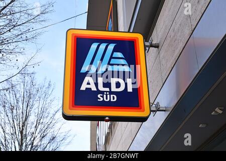 Darmstadt-März 2020: Ladenschild des "ALDI Süd"-Shops, einer großen deutschen Discountermarktkette Stockfoto