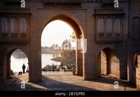 Tempel-Bogen in der Nähe von Gadi Sagar See bei Sonnenaufgang in Jaisalmer, Rajasthan, Indien Stockfoto