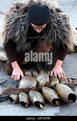 Vorbereitung des Rückens mit Kuhglocken einer Mamuthone aus Mamoiada vor der Karnevalsparade Stockfoto