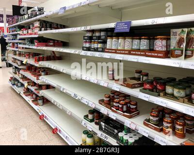 Liverpool, Merseyside, Großbritannien. März 2020. Tesco Supermarkt leer Regale wegen Panikkäufen aus Angst vor dem Coronavirus Credit: Rena Pearl/Alamy Live News Stockfoto