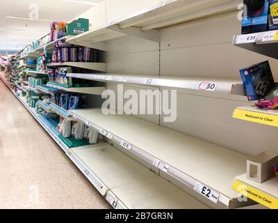 Liverpool, Merseyside, Großbritannien. März 2020. Tesco Supermarkt leer Regale wegen Panikkäufen aus Angst vor dem Coronavirus Credit: Rena Pearl/Alamy Live News Stockfoto